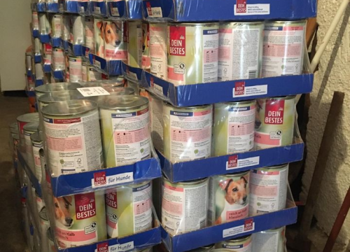 Fotografija 2 - Bravo dm! Lanac drogerija kninskoj udruzi donirao dvije i pol tisuće konzervi hrane za pse!