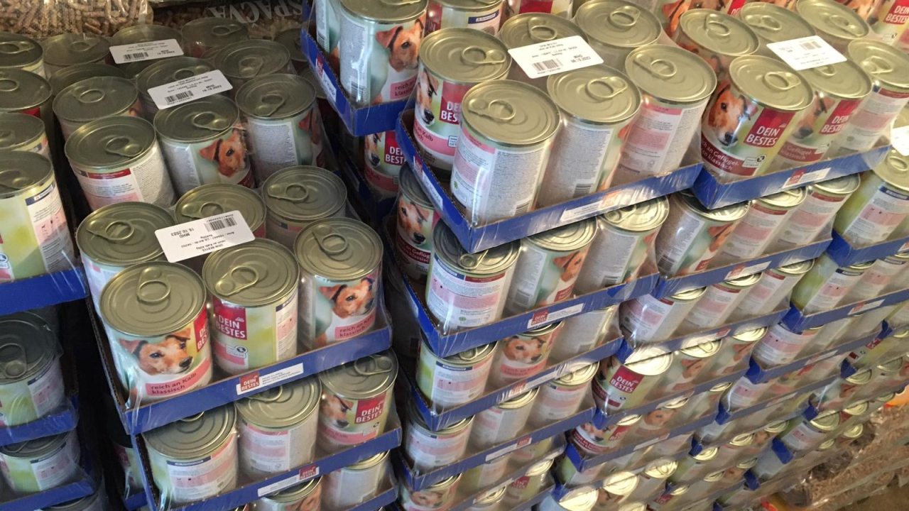 Bravo dm! Lanac drogerija kninskoj udruzi donirao dvije i pol tisuće konzervi hrane za pse!