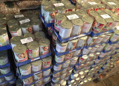 Bravo dm! Lanac drogerija kninskoj udruzi donirao dvije i pol tisuće konzervi hrane za pse!