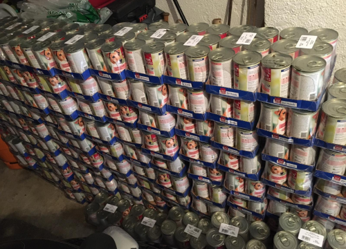 Fotografija 4 - Bravo dm! Lanac drogerija kninskoj udruzi donirao dvije i pol tisuće konzervi hrane za pse!