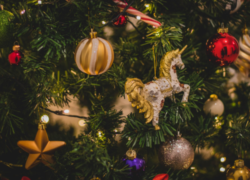 Koristan trik za jednostavno postavljanje lampica na božićnu jelku