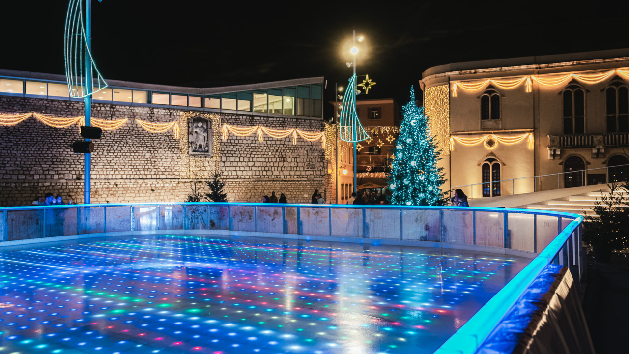 Klizalište na Poljani izgleda bajkovito! Prvi klizači na led prošaran svjetlosnim efektima mogu već u subotu poslijepodne