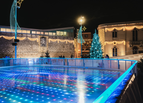 Klizalište na Poljani izgleda bajkovito! Prvi klizači na led  prošaran svjetlosnim efektima mogu već u subotu poslijepodne