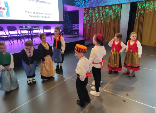 Fotografija 3 - U Kući umjetnosti Arsen predstavljena slikovnica 'Božićne priče' iz DV Šibenske masline: 'Novac od prodaje ide Kiari'