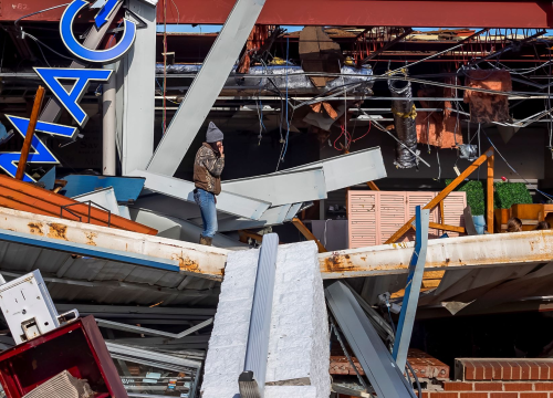 Razorna tornada porušila domove i zgrade u Kentuckyju: Poginulo više od sto ljudi, proglašeno izvanredno stanje
