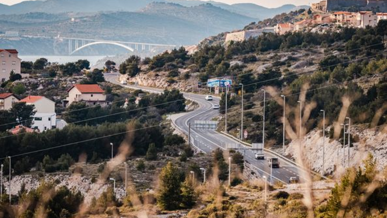 Dvoje ljudi šibenskoj policiji predalo oružje iz kuća,  zaprimljena bomba i stotine komada metaka