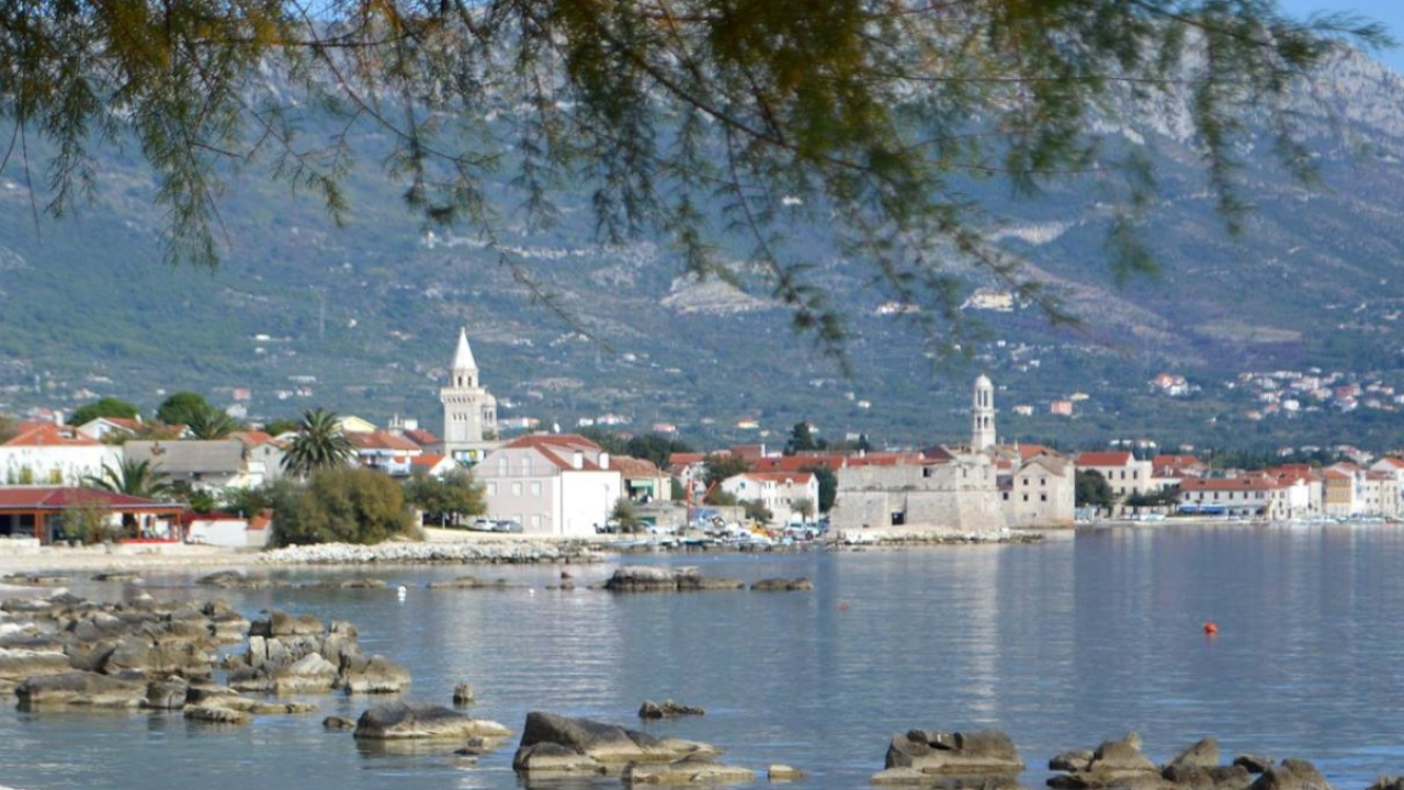 Gost iz pakla: Unajmio dva apartmana pa s prijateljima porazbijao prozore, stolove, klizna staklena vrata, zidove...