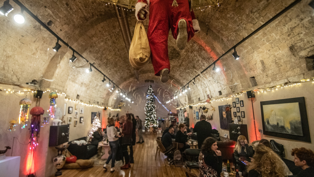Otvoren Božićni tinel u Azimutu: Prodajna izložba u čarobnom ambijentu