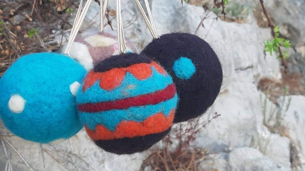 Radionica za umirovljenike i unuke, ali i ostale dobre volje: Naučite filcati vunu i izraditi meke božićne ukrase