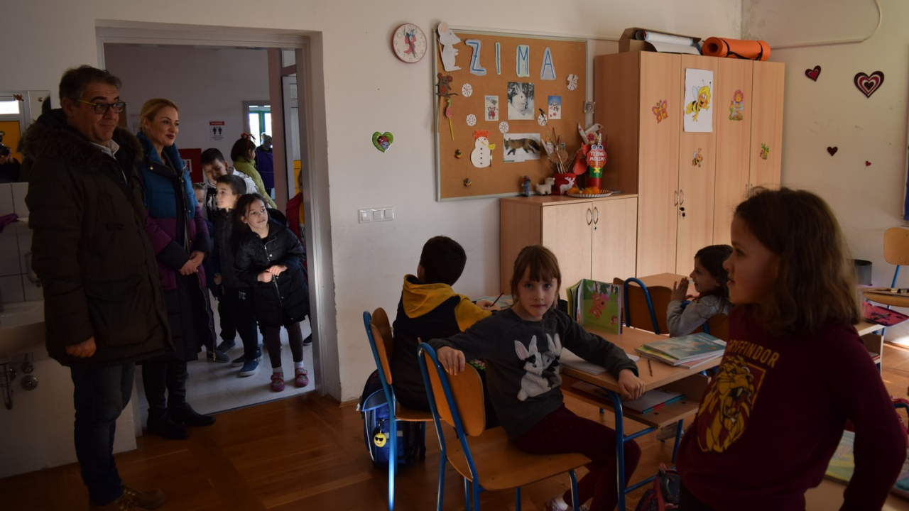 Škola na Lozovcu dobila 11 klima uređaja od NP Krka i dvije firme: Vrijedna donacija uz koju će boravak u školi biti ugodniji
