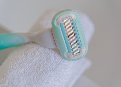 Kako se riješiti mucica na odjeći? Sve što vam treba je jednokratna britvica