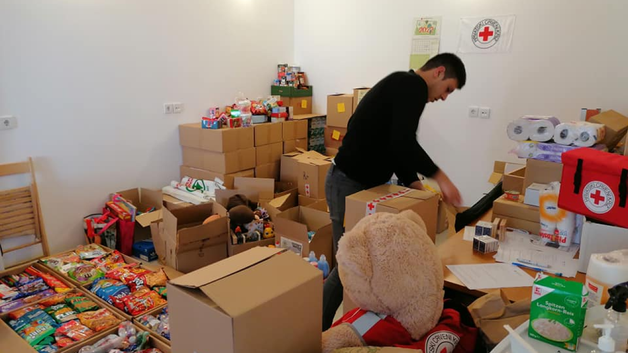Vodički Crveni križ podijelio hranu, igračke i slatkiše obiteljima u potrebi, nešto otišlo i za Lipik