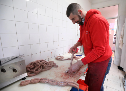 Zima u Šibeniku i ove godine miriše na luganige: Počela je proizvodnja aromatičnih kobasica čiji je recept dobro čuvana tajna