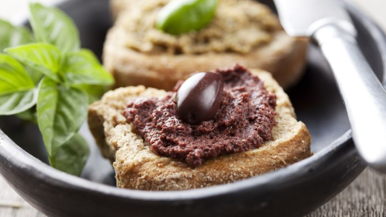 'Pašteta' od crnih maslina: Recept za prefin namaz koji savršeno ide uz tostirani kruh