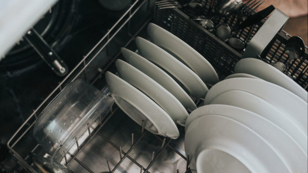 Najjednostavniji način za dubinsko čišćenje perilice posuđa