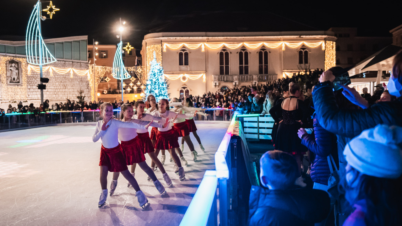 Ledeni spektakl na Vitićevom moru: Zagrebačke pahuljice očarale Adventuriste u Šibeniku