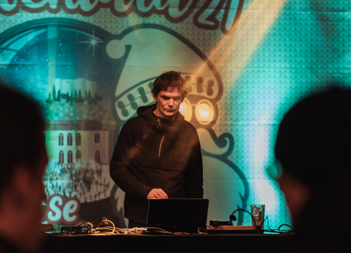 Fotografija 10 - Elektronika u đardinu: Mirko Rak iliti Fikcio Monger počastio Šibenčane svojim 'full setom' na Adventuri