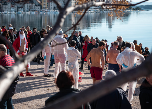 Fotografija 3 - Odvažnih 12 okupalo se na Banju u podne na samu Novu godinu: 'Ovo nije hladna voda'