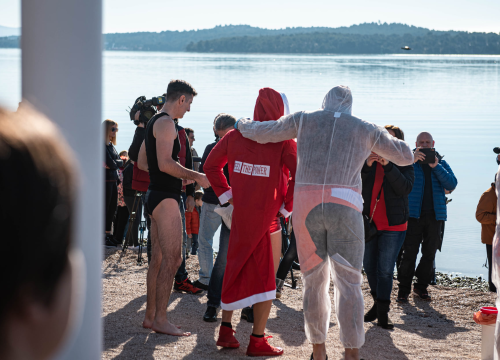 Fotografija 4 - Odvažnih 12 okupalo se na Banju u podne na samu Novu godinu: 'Ovo nije hladna voda'
