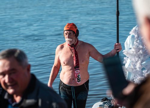 Fotografija 5 - Odvažnih 12 okupalo se na Banju u podne na samu Novu godinu: 'Ovo nije hladna voda'