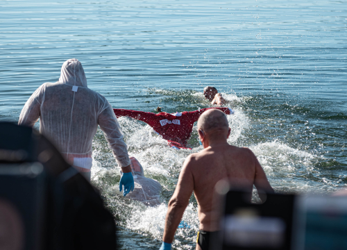 Fotografija 7 - Odvažnih 12 okupalo se na Banju u podne na samu Novu godinu: 'Ovo nije hladna voda'
