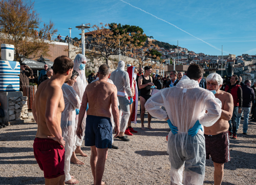 Fotografija 8 - Odvažnih 12 okupalo se na Banju u podne na samu Novu godinu: 'Ovo nije hladna voda'