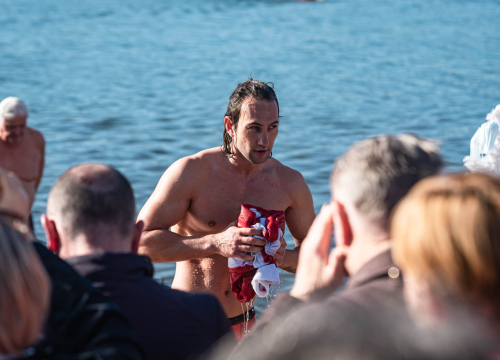 Fotografija 12 - Odvažnih 12 okupalo se na Banju u podne na samu Novu godinu: 'Ovo nije hladna voda'