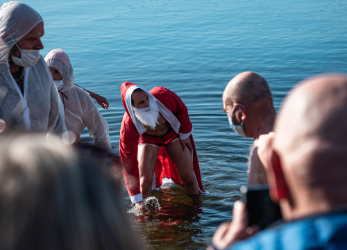 Fotografija 14 - Odvažnih 12 okupalo se na Banju u podne na samu Novu godinu: 'Ovo nije hladna voda'