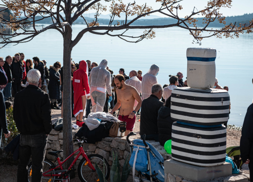 Fotografija 24 - Odvažnih 12 okupalo se na Banju u podne na samu Novu godinu: 'Ovo nije hladna voda'
