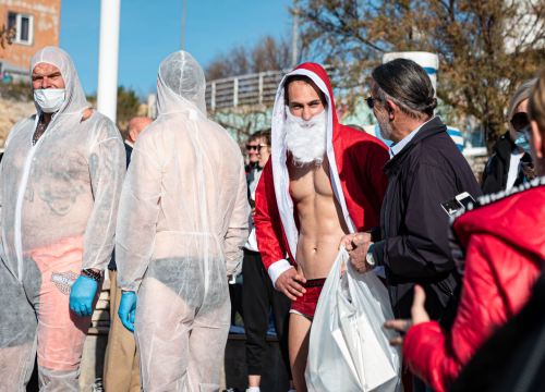 Fotografija 27 - Odvažnih 12 okupalo se na Banju u podne na samu Novu godinu: 'Ovo nije hladna voda'