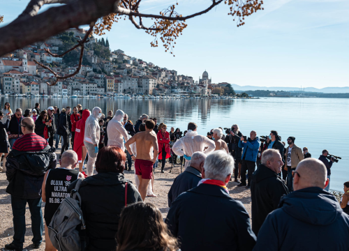 Fotografija 31 - Odvažnih 12 okupalo se na Banju u podne na samu Novu godinu: 'Ovo nije hladna voda'