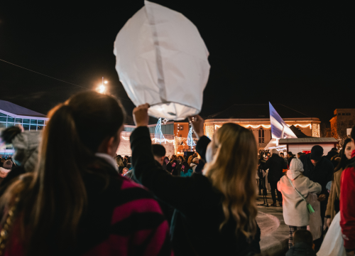 Fotografija 4 - Na Poljani pušteni lampioni za Kiaru: Prekrasni prizori u mirnoj novogodišnjoj noći