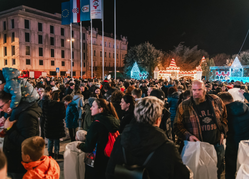 Fotografija 5 - Na Poljani pušteni lampioni za Kiaru: Prekrasni prizori u mirnoj novogodišnjoj noći