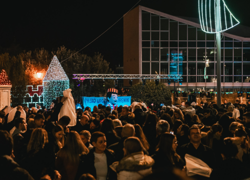 Fotografija 7 - Na Poljani pušteni lampioni za Kiaru: Prekrasni prizori u mirnoj novogodišnjoj noći