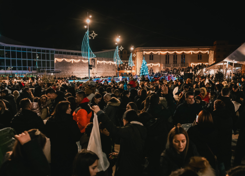 Fotografija 8 - Na Poljani pušteni lampioni za Kiaru: Prekrasni prizori u mirnoj novogodišnjoj noći