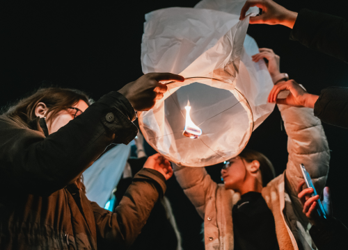Fotografija 9 - Na Poljani pušteni lampioni za Kiaru: Prekrasni prizori u mirnoj novogodišnjoj noći