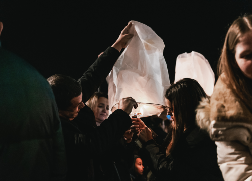Fotografija 14 - Na Poljani pušteni lampioni za Kiaru: Prekrasni prizori u mirnoj novogodišnjoj noći