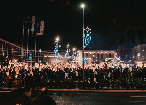 Fotografija 18 - Na Poljani pušteni lampioni za Kiaru: Prekrasni prizori u mirnoj novogodišnjoj noći