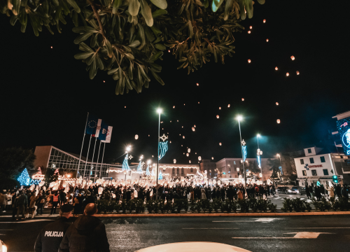 Fotografija 19 - Na Poljani pušteni lampioni za Kiaru: Prekrasni prizori u mirnoj novogodišnjoj noći