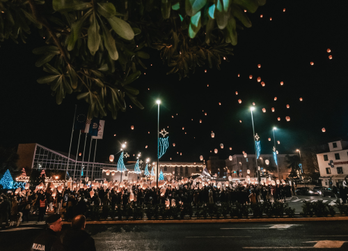Fotografija 20 - Na Poljani pušteni lampioni za Kiaru: Prekrasni prizori u mirnoj novogodišnjoj noći