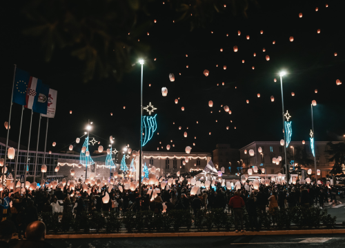 Fotografija 24 - Na Poljani pušteni lampioni za Kiaru: Prekrasni prizori u mirnoj novogodišnjoj noći