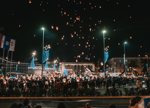 Fotografija 25 - Na Poljani pušteni lampioni za Kiaru: Prekrasni prizori u mirnoj novogodišnjoj noći