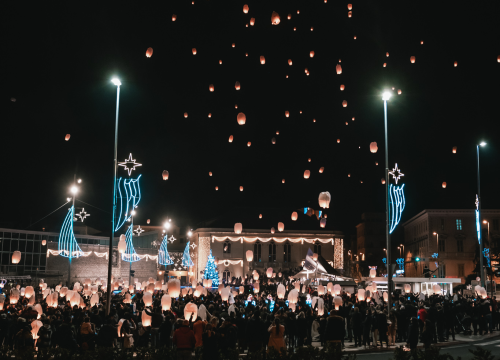Fotografija 26 - Na Poljani pušteni lampioni za Kiaru: Prekrasni prizori u mirnoj novogodišnjoj noći
