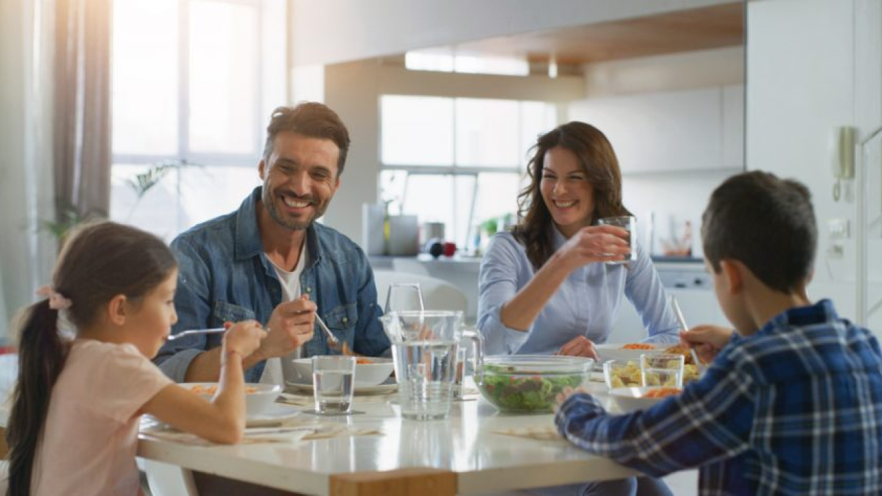 Zašto je važno za djecu da cijela obitelj jede za stolom?