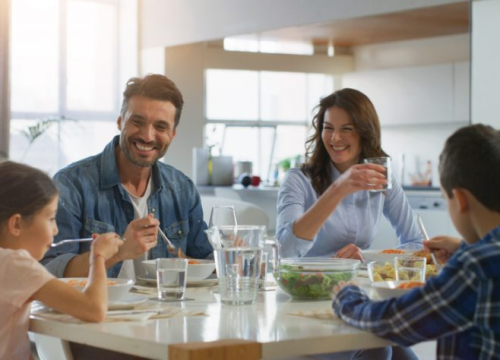 Zašto je važno za djecu da cijela obitelj jede za stolom?