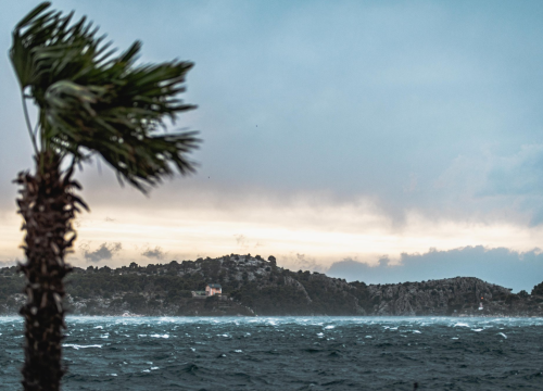 Zbog jakog juga brod ne staje u Prvić Luku, provjerite red plovidbe
