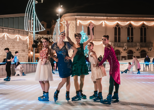 Fotografija 12 - Modna bajka na Vitićevom moru: Šibenčanke klizale u vintage raskošnim haljinama!