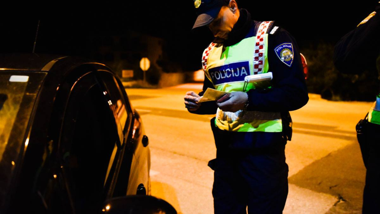 Pripit i bez položenog vozačkog u Bilicama sjeo za volan Jaguara: Priveden 34-godišni vozač