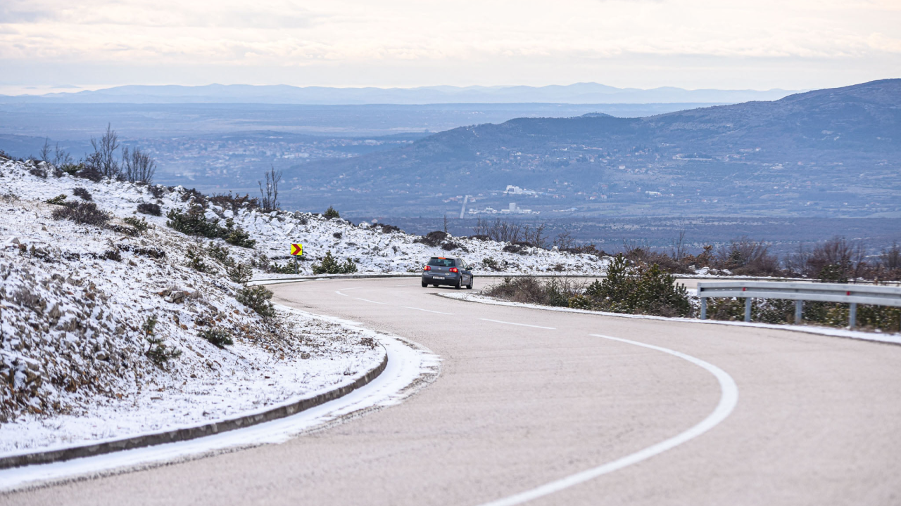 Olujni vjetar otežava promet, u Lici pada snijeg: Zbog bure i vijavica zatvorene dionice magistrale i autoceste
