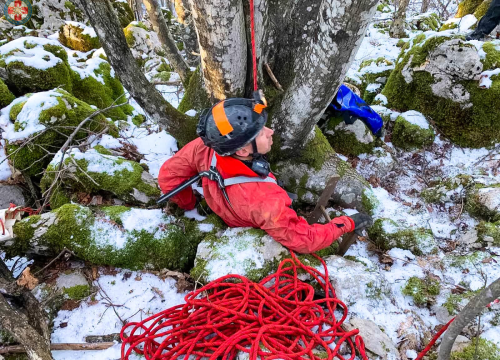 Fotografija 2 - Sretan kraj! Hrvatski GSS-ovci spasili promrzlog i izgladnjelog psića iz jame duboke osam metara